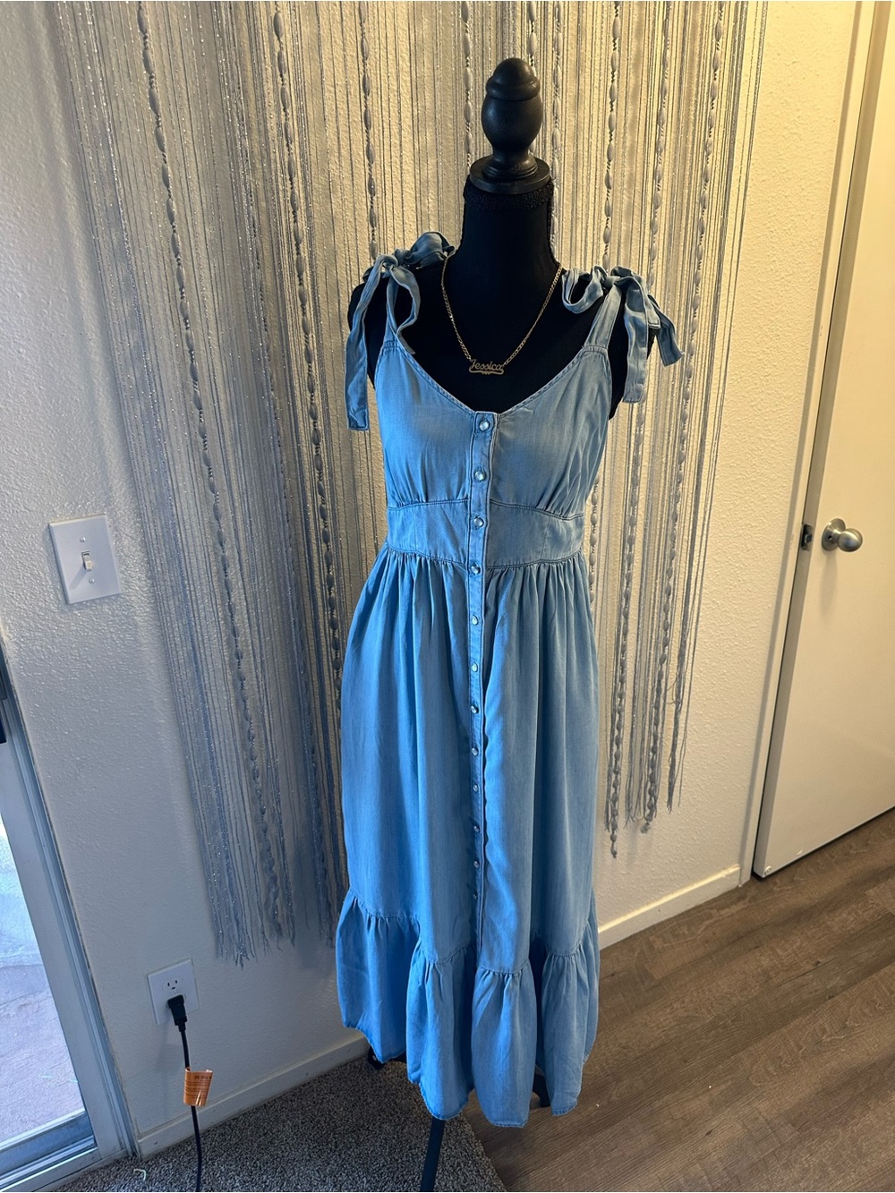 Levi’s Light Wash Chambray Tie Strap Button Front Midi Dress (brand new w/tags)